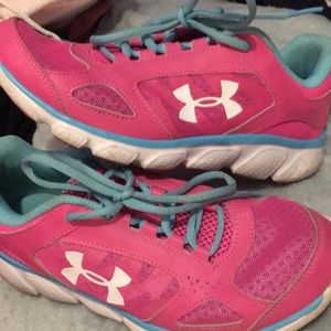 Womens size 7 under armour running shoes
